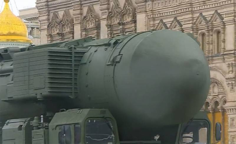 Tên lửa đạn đạo liên lục địa (ICBM) Yars RS-24 diễu qua Quảng trường. Đây là loại tên lửa được phát triển dựa trên công nghệ của dòng ICBM di động RS-21M2 Topol-M. RS-24 có khả năng mang theo 4 đầu đạn hạt nhân phân hướng, với sức công phá mỗi đầu đạn là 300 Kilotone (tương đương 300.000 tấn TNT).