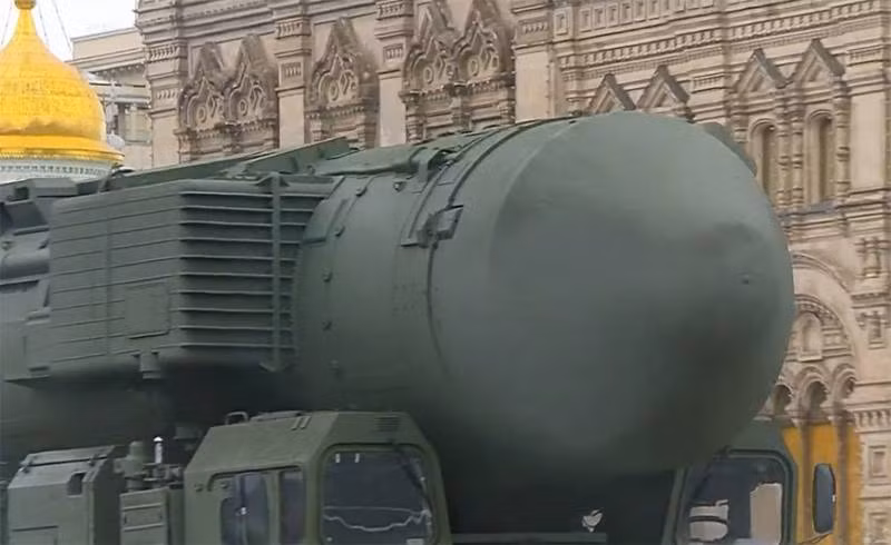 Tên lửa đạn đạo liên lục địa (ICBM) Yars RS-24 diễu qua Quảng trường. Đây là loại tên lửa được phát triển dựa trên công nghệ của dòng ICBM di động RS-21M2 Topol-M. RS-24 có khả năng mang theo 4 đầu đạn hạt nhân phân hướng, với sức công phá mỗi đầu đạn là 300 Kilotone (tương đương 300.000 tấn TNT).