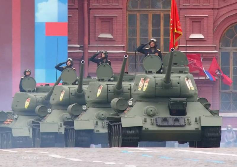 Và mở màn cho phần duyệt binh kỹ thuật quân sự của Lễ duyệt binh kỷ niệm 76 năm Chiến thắng vĩ đại, theo truyền thống là xe tăng T-34-85 huyền thoại. Đây là loại xe được đánh giá là một trong những xe tăng tốt nhất trong Thế chiến II.