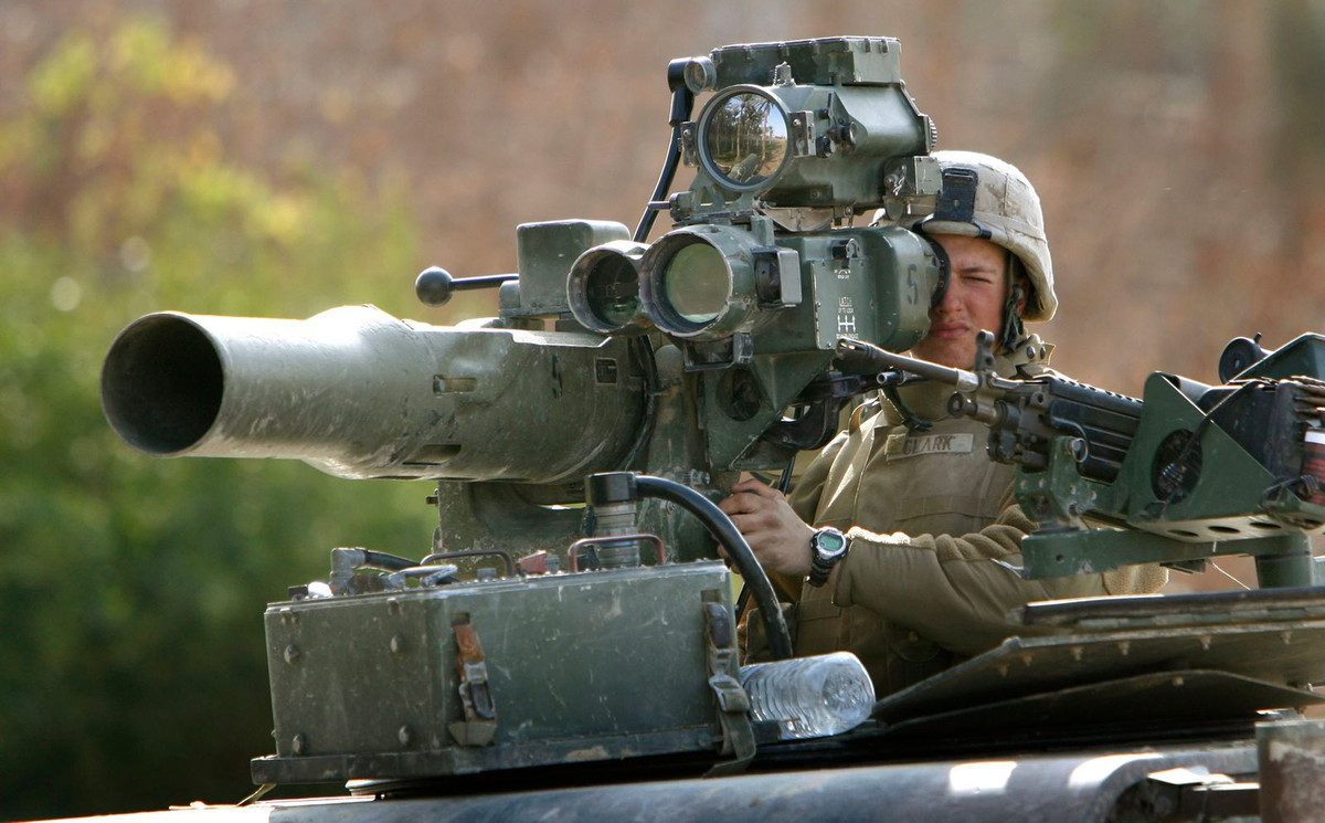 Tên lửa TOW được dẫn đường bằng kính ngắm quang học, nhưng nếu trắc thủ điều khiển không thể nhìn thấy xe tăng, thì sẽ có nhiều khả năng bị mất mục tiêu; đặc biệt là khi xe tăng phóng đạn khói ngụy trang và kết hợp di chuyển.