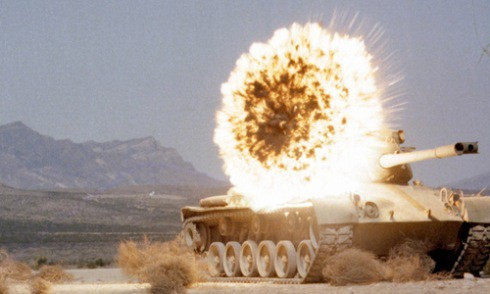 Nếu trắc thủ TOW sử dụng kính hồng ngoại ảnh nhiệt, có thể vẫn bám sát và tiếp tục lái tên lửa đến mục tiêu, thì lúc này radar của hệ thống phòng thủ chủ động Afganit tự động quay tháp pháo về phía tên lửa đang bay tới, để phóng đạn sát thương đánh chặn tên lửa. 