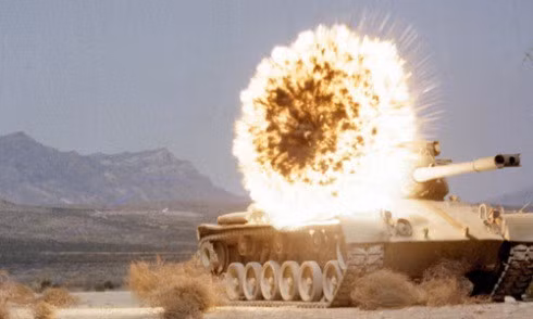 Nếu trắc thủ TOW sử dụng kính hồng ngoại ảnh nhiệt, có thể vẫn bám sát và tiếp tục lái tên lửa đến mục tiêu, thì lúc này radar của hệ thống phòng thủ chủ động Afganit tự động quay tháp pháo về phía tên lửa đang bay tới, để phóng đạn sát thương đánh chặn tên lửa. 