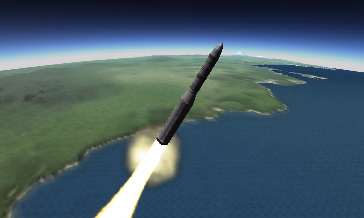 Đầu đạn của tên lửa Satan là 8.800 kg, trong khi tên lửa đạn đạo xuyên lục địa nặng nhất của Mỹ là Minuteman-3, chỉ mang được đầu đạn nặng 4.000 kg, thậm chí chưa bằng một nửa so với Satan. Về tầm bắn, Satan cũng đánh bại được đối thủ tốt nhất, tầm bắn của Minuteman-3 của Mỹ là 9.700 km, và Satan là 16.000 km. Ảnh: Tên lửa Minuteman-3.