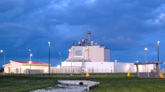 Hải quân Mỹ đã triển khai một hệ thống Aegis trên đất liền ở Romania và một hệ thống ở Ba Lan cũng đang được xây dựng, nhằm kiềm chế tên lửa của Nga. Các hệ thống này đều có cấu hình giống nhau, gồm radar cảnh giới, hệ thống điều khiển trung tâm và tên lửa thẳng đứng Mk41, được triển khai trên mặt đất.