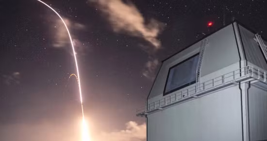 Tướng Jon Hill, Giám đốc Cơ quan Phòng thủ Tên lửa Mỹ, đã cung cấp một số thông tin chi tiết về việc triển khai hệ thống Aegis chống tên lửa đạn đạo trên đảo Guam; theo kế hoạch, hệ thống này sẽ đi vào hoạt động vào năm 2026.