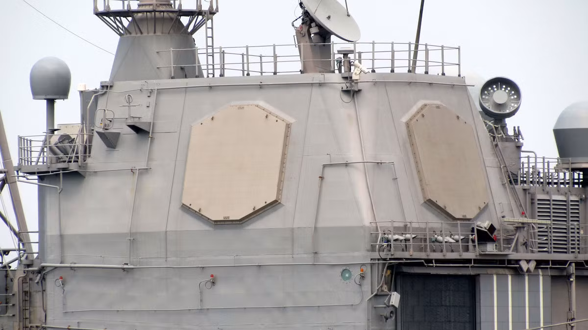 Hệ thống chiến đấu Aegis được phát triển, để lắp đặt trên tàu khu trục lớp Arleigh Burke; trái tim của hệ thống chiến đấu Aegis là radar AN / SPY-1, hệ thống điều khiển trung tâm và tên lửa đánh chặn tầm cao; do vậy hệ thống có thể dễ dàng triển khai trên mặt đất, nhưng với quy mô lớn hơn trên tàu chiến.