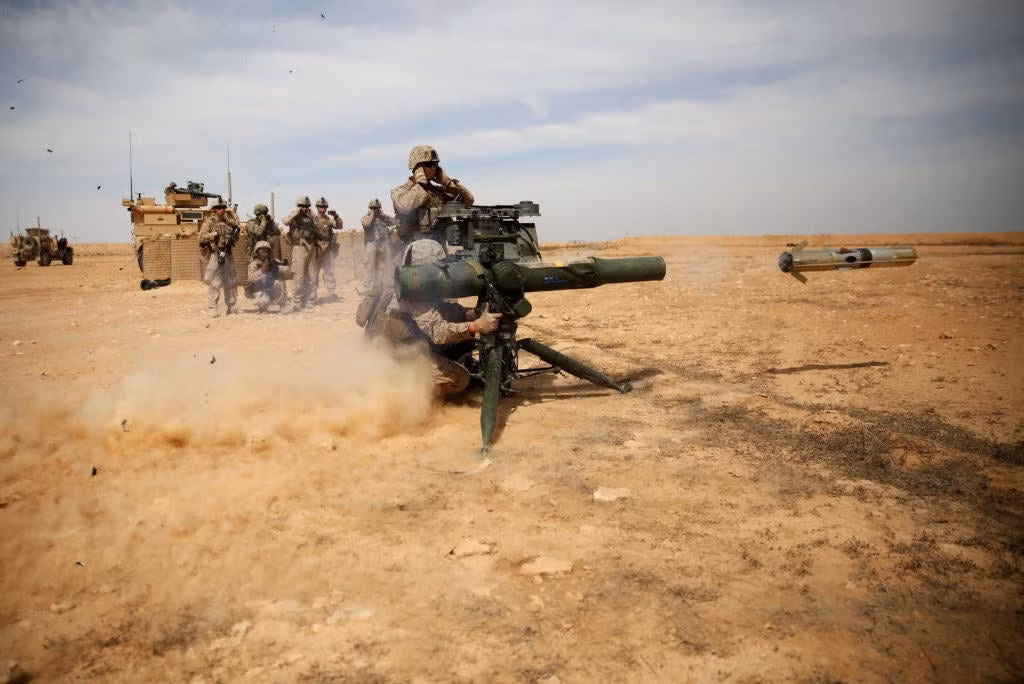 Tên lửa TOW cũng có thể được triển khai trên giá ba chân và được bộ binh mang theo, mặc dù bệ phóng và giá ba chân khá nặng, khiến việc mang vác của lính bộ binh trở nên khó khăn.