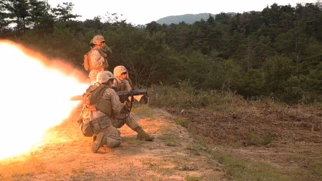 Vũ khí tấn công đa năng, được phóng từ Vai là một cụm boongke có chức năng gấp đôi tên lửa chống tăng trong một chốt. Đầu đạn xuyên giáp có khả năng nổ cao của nó có thể xuyên thủng 600 mm thép.