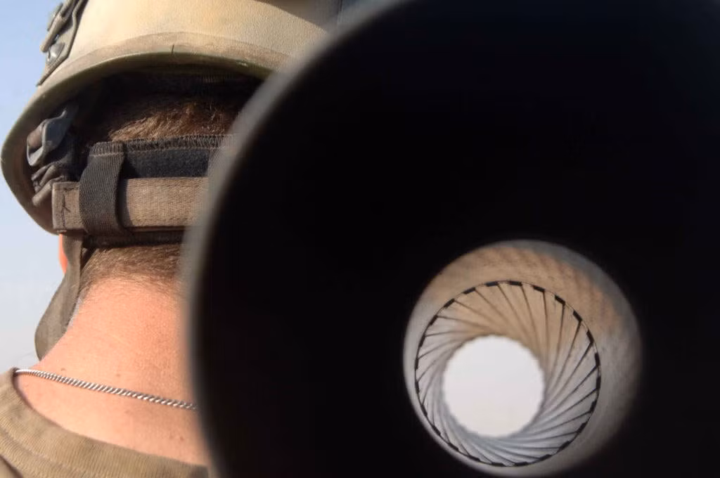 Một sự thay thế gọn nhẹ hơn cho TOW, là súng trường không giật 84 mm Carl Gustaf. Loại vũ khí này có tầm bắn ngắn hơn nhiều so với xe tăng, khoảng 700 m.