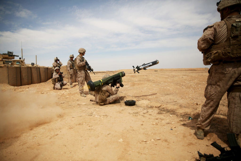 Tên lửa Javelin cung cấp khả năng chống tăng cơ động cho bộ binh. Tên lửa hồng ngoại này có thể bay thẳng vào xe tăng hoặc bay lên trời rồi tấn công xuống dưới lớp giáp tháp pháo, vị trí có lớp giáp mỏng hơn của xe tăng.