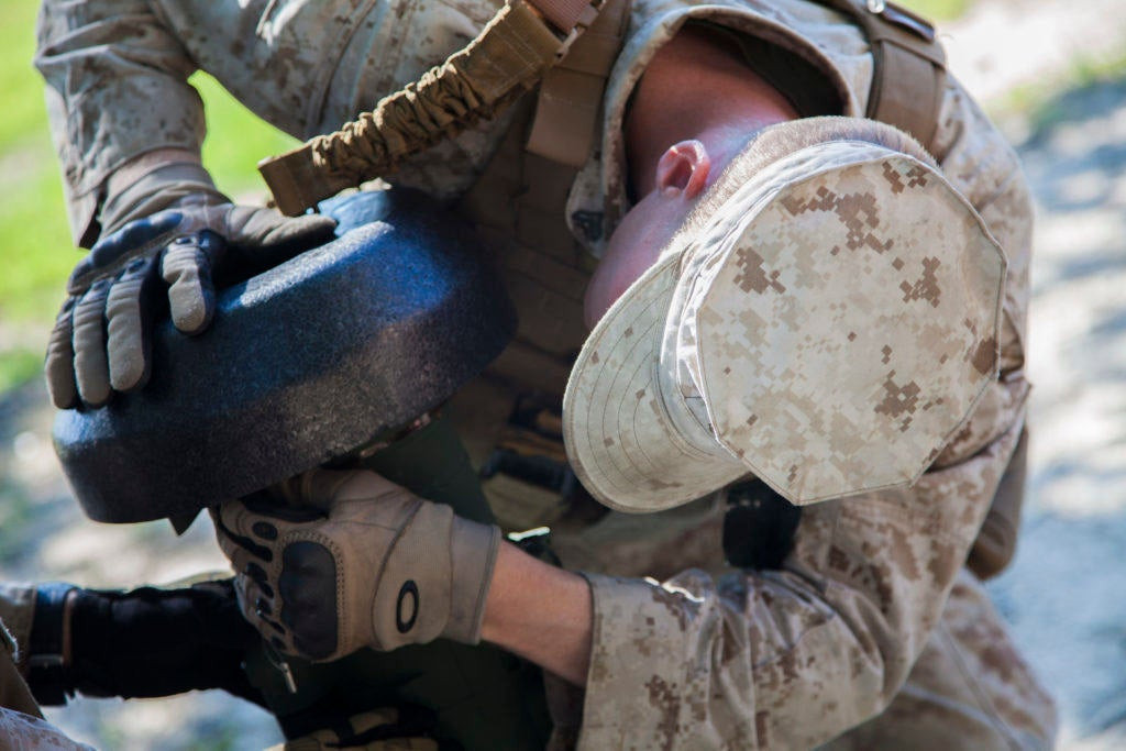 Một số vũ khí diệt xe tăng, như tên lửa chống tăng Javelin hoặc TOW cần phải lắp ráp và nạp nhiên liệu trước khi chiến đấu. Những loại vũ khí diệt xe tăng khác, như AT-4, chỉ cần được kiểm tra và luôn sẵn sàng lăn bánh.