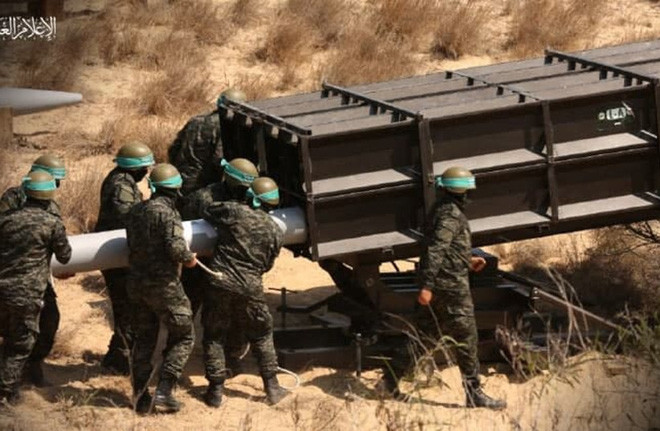 Sau khi bắt đầu rút quân theo từng giai đoạn khỏi Bán đảo Sinai của Ai Cập vào năm 1974, Israel đã ký Hiệp định Trại David vào năm 1978 và một hiệp ước hòa bình với Ai Cập sáu tháng sau đó, do đó vô hiệu hóa mối đe dọa do Ai Cập gây ra.