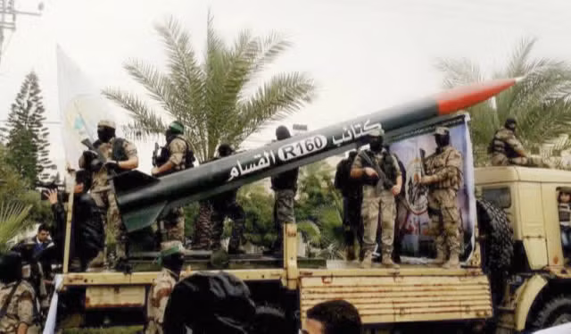 Là quốc gia chuyên thực hiện chiến lược “Tiên phát chế nhân”, Israel thực sự không thể quen được với những mối đe dọa do các kho vũ khí tên lửa của những kẻ thù trực tiếp và “tiềm tàng”. Điều này giải thích tình trạng leo thang có tính toán, mà Hamas và Hezbollah áp dụng, cũng như biện pháp kiềm chế mà Israel áp dụng.