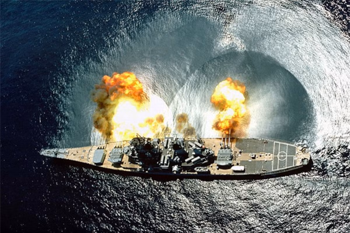 Thiết giáp hạm New Jersey từng tham gia các hoạt động hải quân trong Chiến tranh thế giới thứ hai, với lượng choán nước 57.540 tấn, ngoài ra nó cũng tham chiến tại Triều Tiên vào đầu những năm 50.