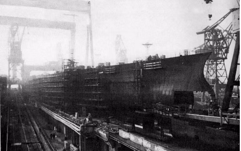 Tuy nhiên, cũng như rất nhiều hệ thống vũ khí “siêu khủng” của Liên Xô, do Chiến tranh Lạnh đột ngột kết thúc, và sự sụp đổ của Liên Xô, khiến tàu sân bay Ulyanovsk không thể hoàn thành và trở thành phế liệu.