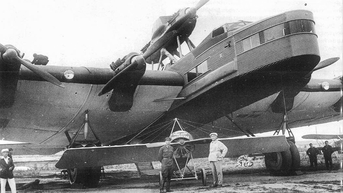 Máy bay vận tải ANT-20 có 8 động cơ và có thể chở 72 hành khách, một nguyên mẫu thử nghiệm đã lao xuống một khu phố ở Moscow, khiến 45 người thiệt mạng. ANT-26, một biến thể máy bay ném bom tiềm năng từ ANT-20, trang bị 12 động cơ và tải trọng bom vượt quá 15 tấn, lớn hơn đáng kể so với B-29.