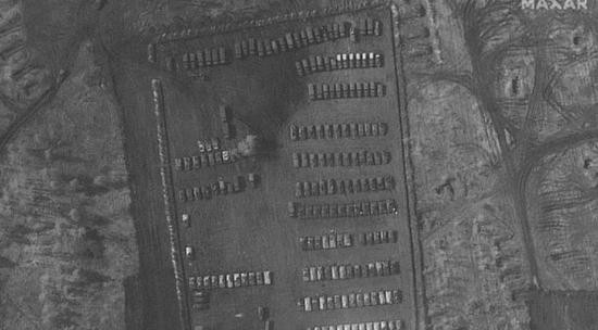 Trong khi đó, theo trang mạng truyền thông nước ngoài "Strana.ua", một trại quân sự mới được phát hiện ở vùng Voronezh của Nga, chỉ cách biên giới Ukraine 170 km. Rất nhiều thiết bị quân sự hạng nặng, bao gồm cả xe tăng, đã có mặt ở đây.