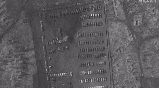 Trong khi đó, theo trang mạng truyền thông nước ngoài "Strana.ua", một trại quân sự mới được phát hiện ở vùng Voronezh của Nga, chỉ cách biên giới Ukraine 170 km. Rất nhiều thiết bị quân sự hạng nặng, bao gồm cả xe tăng, đã có mặt ở đây.