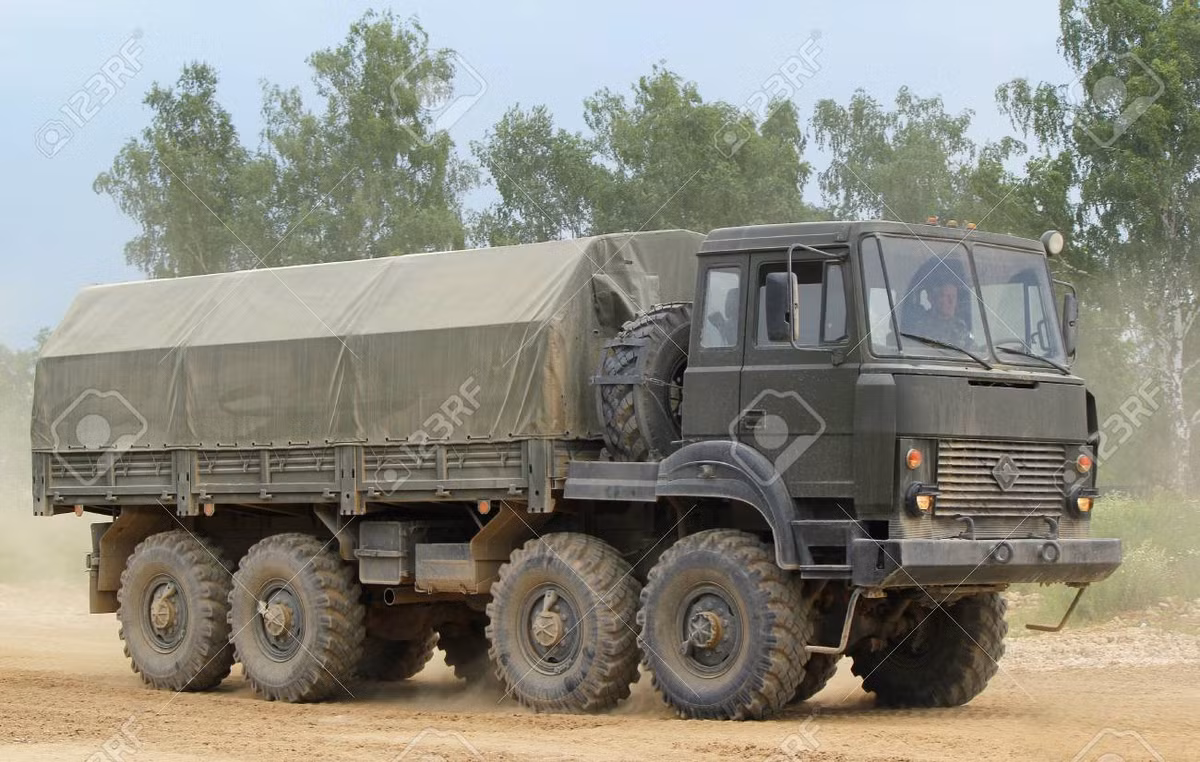 Có nhiều dấu hiệu cho thấy, đây sẽ là nơi để Nga tập kết quân đội và không chỉ có chỗ này, sẽ còn nhiều chỗ khác. Ngoài ra, trong đoạn video do người dân địa phương quay, một đoàn xe bọc thép Tigr và Kamaz đang vận chuyển binh lính vũ trang.