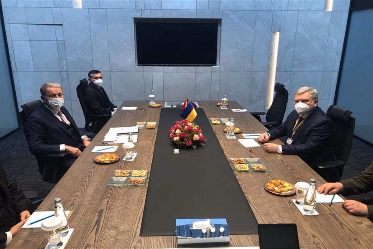 Hãng thông tấn Sputnik Nga, ngày 11/4 đưa tin, Bộ trưởng Quốc phòng Ukraine Taran và Bộ trưởng Quốc phòng Thổ Nhĩ Kỳ Akar đã tổ chức một cuộc gặp song phương tại Thổ Nhĩ Kỳ. Trong cuộc gặp, hai bên đã thảo luận về việc cung cấp máy bay không người lái Bayraktar TB2 và chuyển giao công nghệ sản xuất loại UAV này cho Kiev. 