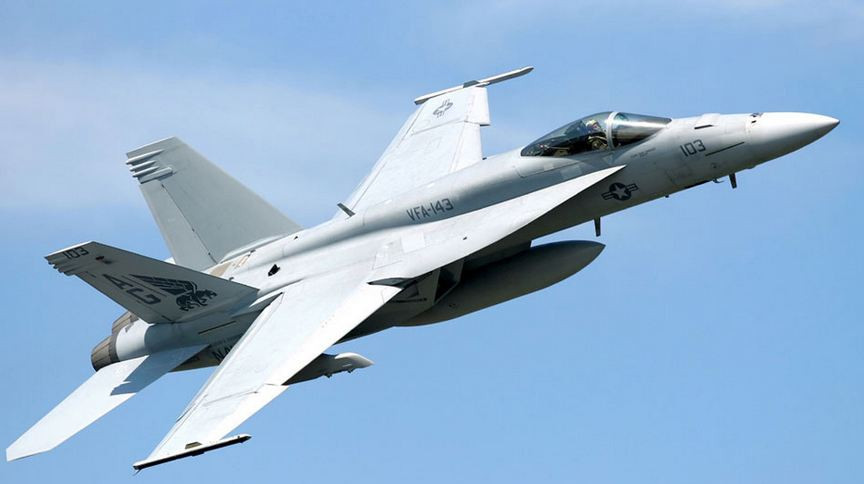 Thứ ba là máy bay Boeing F/A-18E/F Ѕuреr Ноrnеt của Мỹ, là máy bay phản lực đa nhiệm siêu thanh 2 động cơ, có khả năng hoạt động trên tàu sân bay trong mọi điều kiện thời tiết, thực hiện chiến đấu trên không và tấn công mặt đất. Hornet có bán kính chiến đấu hơn 900 km với tốc độ Mach 1.8.