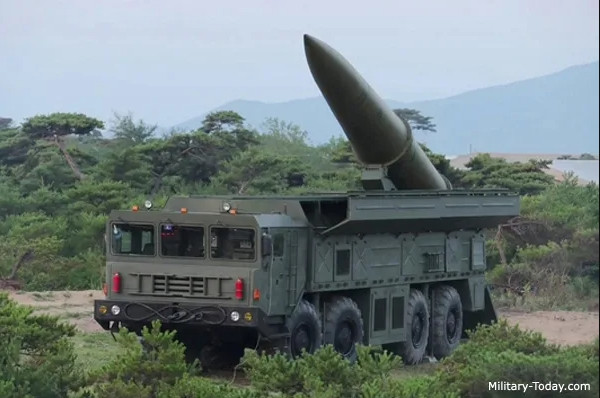 Tên lửa đạn đạo siêu thanh KN-23 sử dụng nhiên liệu hỗn hợp rắn, cho khả năng bắn gần ngay lập tức, từ bệ phóng của xe phóng di động; tên lửa được điều khiển toàn bộ trên đường bay, để tối đa hóa độ chính xác. Tính năng này cho tên lửa khả năng tiến công những mục tiêu di động một cách chính xác.