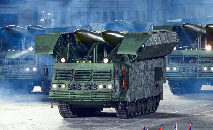 Đồng thời với tư cách là một đảng chính trị ở Lebanon và một lực lượng bán quân sự được công nhận, cho phép Hezbollah mua vũ khí tự do từ hầu hết các nguồn không phải phương Tây và Triều Tiên là địa chỉ tin cậy của Hezbollah.