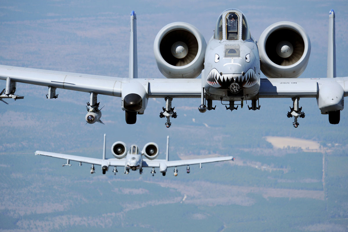 Chiếc A-10 Warthog với hai động cơ, tốc độ bay cận âm với vũ khí chính là pháo 30mm và tên lửa, bom dẫn đường chính xác, đã tỏ ra là loại cường kích yểm trợ mặt đất tầm gần tin cậy và hiệu quả tại các chiến trường Iraq và Afghanistan. 
