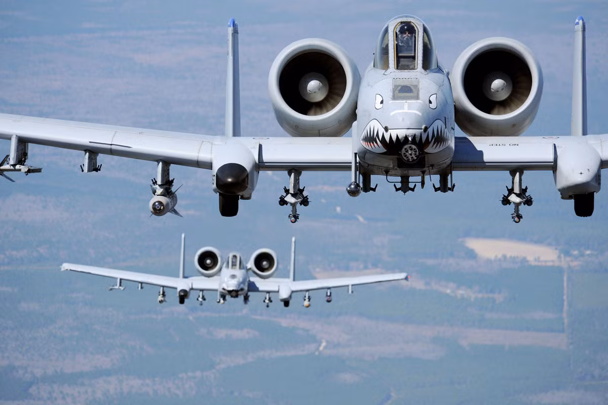 Chiếc A-10 Warthog với hai động cơ, tốc độ bay cận âm với vũ khí chính là pháo 30mm và tên lửa, bom dẫn đường chính xác, đã tỏ ra là loại cường kích yểm trợ mặt đất tầm gần tin cậy và hiệu quả tại các chiến trường Iraq và Afghanistan. 