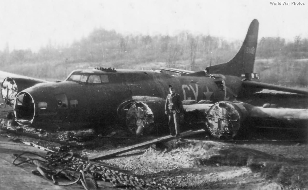 “Chiến dịch Sóng thủy triều” kết thúc thất bại nặng nề, chỉ còn 85 máy bay B-24 trở về căn cứ, còn lại bị bắn cháy và hư hại, hơn 300 phi công Mỹ thiệt mạng, 108 người khác bị bắt sống.