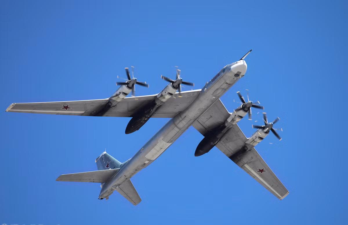 Mặc dù M-4 có tầm hoạt động kém hơn Tupolev Tu-95, nhưng nó có tốc độ và trọng tải lớn hơn. Sau đó Myasishchev đã bắt đầu nghiên cứu việc tiếp nhiên liệu trên không cho máy bay, bằng việc cải tiến một chiếc M-4 thành một chiếc máy bay tiếp dầu trên không được gọi là 3MN-1.