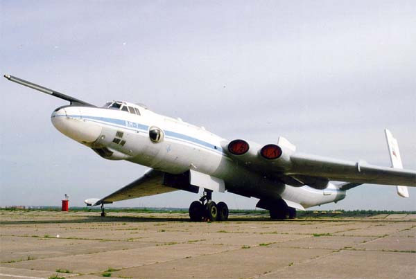 M-4 có trọng tải 24 tấn, được trang bị 6 khẩu AM-23 23 mm có tốc độ bắn 1.250 phát/phút. Máy bay có phi hành đoàn 8 người gồm một hoa tiêu kiêm lính bắn súng máy ở đầu máy bay; phi công chính và phi công phụ; người điều khiển và điều hướng radar; kỹ sư bay kiêm điều hành viên; kỹ sư vô tuyến; xạ thủ tháp pháo ở lưng máy bay và một xạ thủ đuôi.