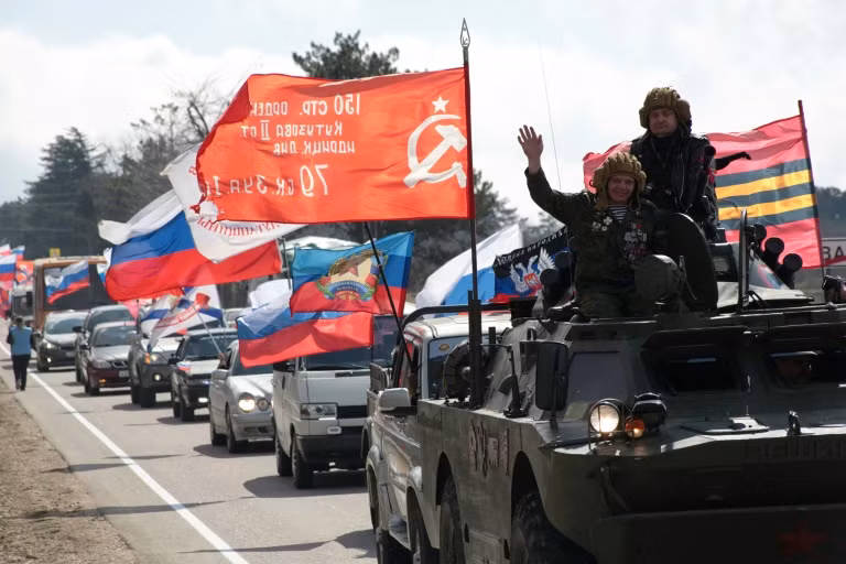 Cuộc đảo chính do phương Tây hậu thuẫn năm 2014 ở Ukraine, đã khiến Nga phải ra tay để lấy lại vùng đất của mình. Lãnh thổ này từng là một phần của Nga cho đến năm 1954, hiện tại Crimea đang gặp những rủi ro nghiêm trọng do các chính sách cực đoan chống Nga từ chính phủ Ukraine.