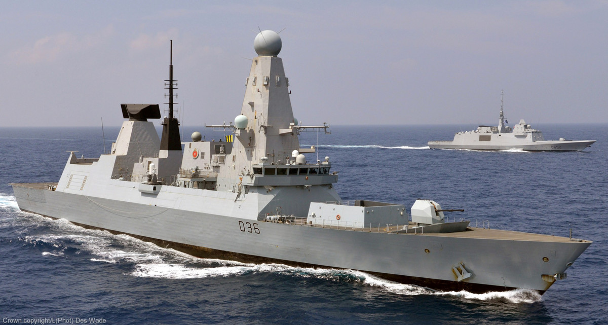 Khu trục hạm lớp Type 45 HMS Defender là một trong những lớp tàu khu trục nhỏ nhất hiện nay trên thế giới, chỉ với 48 ống phóng thẳng đứng trên mỗi tàu và một số ống phóng trong số đó còn bị chuyển đổi để bố trí các tên lửa không đối.