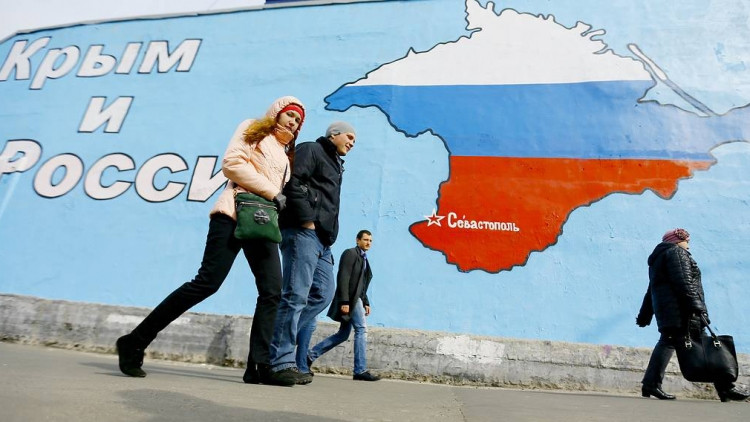 Tuy nhiên, vấn đề chính gây tranh cãi vẫn là tình trạng của bán đảo Crimea, vùng đất mà Nga đã sáp nhập vào năm 2014 từ Ukraine. Crimea được Liên hợp quốc và phần lớn các quốc gia vẫn công nhận là một phần của Ukraine.