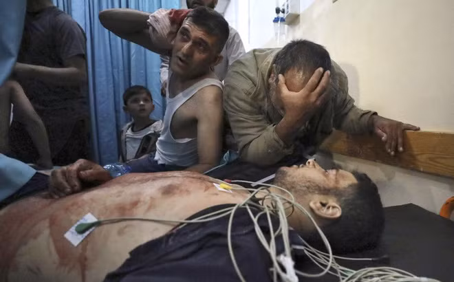 Theo Bộ Y tế ở dải Gaza, trong hai ngày bùng phát chiến sự, đã có 35 người Palestine đã thiệt mạng, trong đó có 12 trẻ em và 3 phụ nữ, 233 người khác bị thương. Xung đột đang có nguy cơ lan rộng, khi Israel có thể không còn giữ thái độ kiềm chế. Nguồn ảnh: AP.