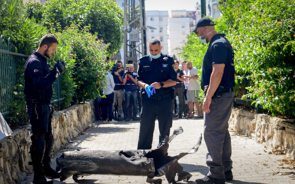 Một số tên lửa đã bắn trúng vào các tòa nhà và ô tô, giết chết 5 người Israel. Hai trong số những người thiệt mạng có Khalil Awad, 52 tuổi và con gái ông là Nadin 16 tuổi, cư dân Ả Rập-Israel, sống ở thị trấn gần Lod, khi bị tên lửa bắn trúng vào chiếc xe hơi.