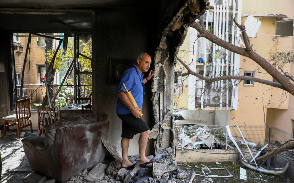 Hỏa hoạn cũng nhấn chìm các khu vực trong và xung quanh thị trấn Wadi Ara, Jisr az-Zarqa và Um al Fahm, khi cảnh sát Israel cố gắng duy trì trật tự, bắn đạn cao su và lựu đạn gây choáng; trong khi người Arab ném đá và bom xăng.