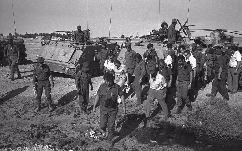 Với tinh thần chiến đấu quật cường, người Israel đã xoay ngược tình thế; đến ngày 11/10, Israel đã bẻ gãy toàn bộ các mũi tiến công vào cao nguyên Golan và tiến hành tổng phản công. Lực lượng thiết giáp và bộ binh của Israel đã tiến vào Syria, đặt thủ đô Damascus trong tầm bắn của pháo binh Israel.