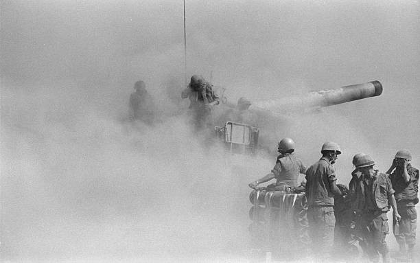 Mỹ kiên quyết chống lại việc đưa Quân đội Liên Xô vào Trung Đông, với bất kể lý do gì. Lúc này Quân đội Mỹ trên khắp thế giới đã chuyển sang trạng thái sẵn sàng chiến đấu cao nhất là "Mức đỏ"; đây là mức cao nhất, kể từ cuộc khủng hoảng tên lửa Cuba năm 1962.