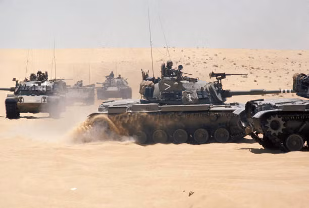 Khi đó, Mỹ vừa chịu thất bại và phải rút quân khỏi Miền Nam Việt Nam, nên "không còn tâm trạng" cho một cuộc chiến tranh nào nữa. Tuy nhiên, Nhà Trắng cũng không thể mạo hiểm đánh mất uy tín và ảnh hưởng, đặc biệt là ở Trung Đông giàu dầu mỏ.