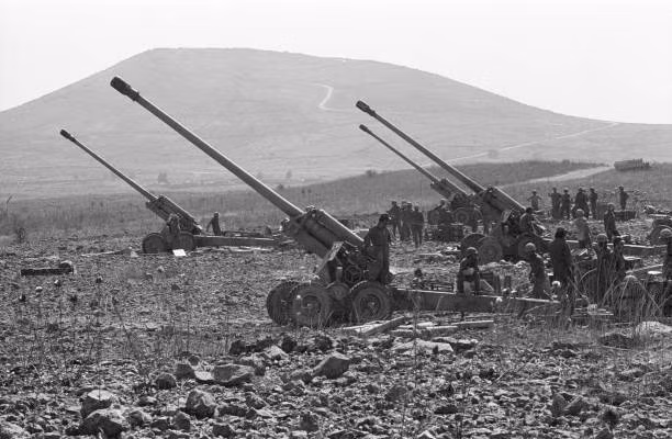 Bầu không khí khủng hoảng bao trùm Nhà Trắng, khi các tin tình báo liên tiếp cho biết, các sư đoàn đổ bộ đường không của Liên Xô đã được đặt trong tình trạng báo động cao, trong khi Moscow tăng gần gấp đôi lực lượng tàu chiến của hạm đội Địa Trung Hải, lên một trăm tàu.