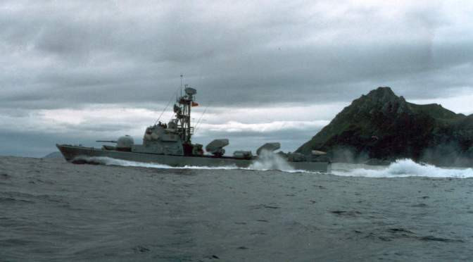 Trên biển Địa Trung Hải, có thể thấy rõ sự căng thẳng, khi các tàu chiến của cả Mỹ và Liên Xô xuất hiện với số lượng lớn và sẵn sàng chiến đấu cao độ. Cả hai bên đều biết rằng, các tàu chiến lớn của họ đang bị tàu ngầm theo dõi.