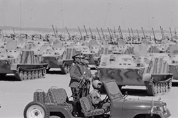 Lúc này tình hình nước Mỹ cũng không hề thuận lợi, khi nhiệm kỳ tổng thống của Nixon bắt đầu sụp đổ, sau vụ bê bối Watergate. Quyết tâm của Moscow dường như đã sẵn sàng, để vượt qua "ranh giới đỏ", mà Washington không thể cho phép.