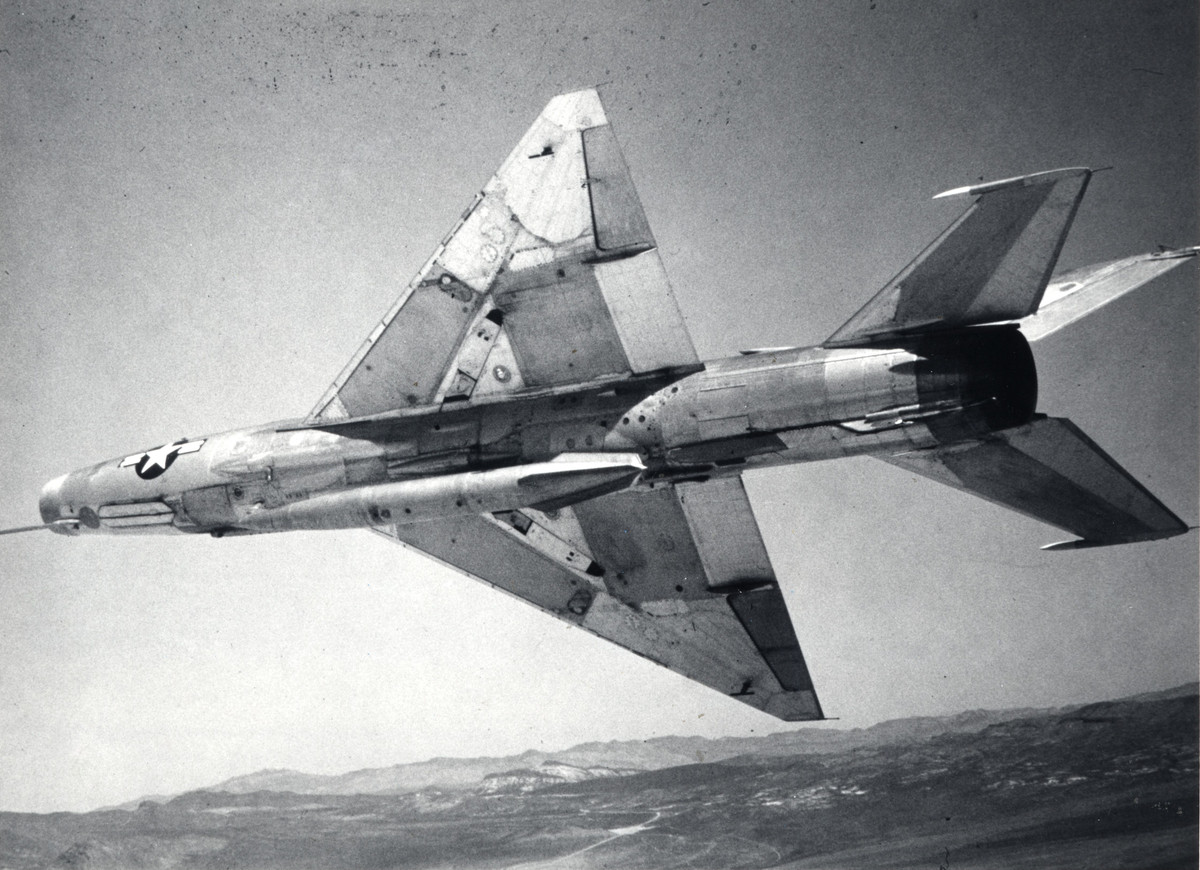 Khi đó hầu hết các máy bay chiến đấu “hạng nhẹ” thông thường, như những chiếc MiG đời đầu, đều không thể đáp ứng được nhiệm vụ, vì chúng thiếu tầm hoạt động và tốc độ, để có thể đánh chặn máy bay ném bom siêu thanh của Mỹ, có khả năng bay qua ngả Bắc Cực, để ném bom xuống lãnh thổ Liên Xô.