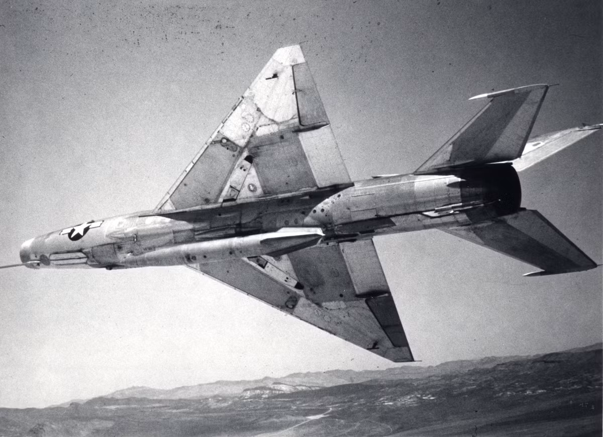 Khi đó hầu hết các máy bay chiến đấu “hạng nhẹ” thông thường, như những chiếc MiG đời đầu, đều không thể đáp ứng được nhiệm vụ, vì chúng thiếu tầm hoạt động và tốc độ, để có thể đánh chặn máy bay ném bom siêu thanh của Mỹ, có khả năng bay qua ngả Bắc Cực, để ném bom xuống lãnh thổ Liên Xô.