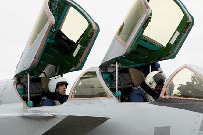 Buồng lái của MiG-31 có hai cabin, trong đó phi công thứ hai chuyên biệt sử dụng vũ khí, để cho phi công chính tập trung vào việc điều khiển máy bay; đồng thời tăng hiệu suất bay, radar và vũ khí của máy bay.