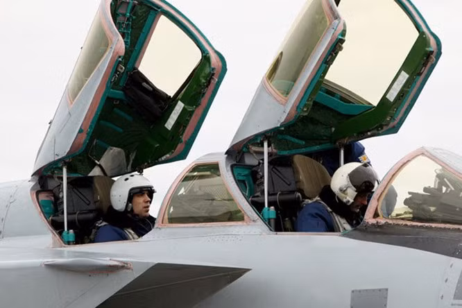 Buồng lái của MiG-31 có hai cabin, trong đó phi công thứ hai chuyên biệt sử dụng vũ khí, để cho phi công chính tập trung vào việc điều khiển máy bay; đồng thời tăng hiệu suất bay, radar và vũ khí của máy bay.