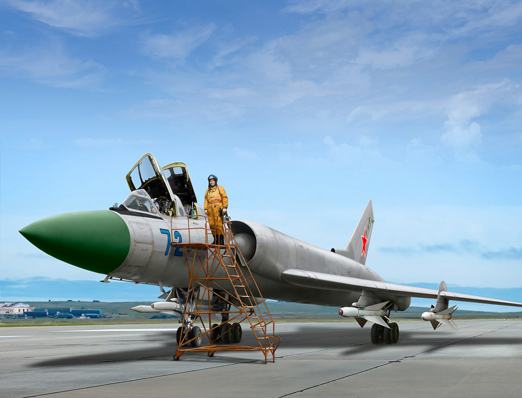 Một lớp máy bay chuyên dụng đã được thiết kế cho mục đích này. Đầu tiên là Tupolev Tu-28 và sau đó là Tu-128. Những chiếc máy bay chiến đấu loại này đều là khuôn mẫu cho các máy bay đánh chặn sau này, vì vậy chúng đều có đặc điểm rất lớn, để có tầm hoạt động tốt; tốc độ nhanh và chỉ được trang bị tên lửa.