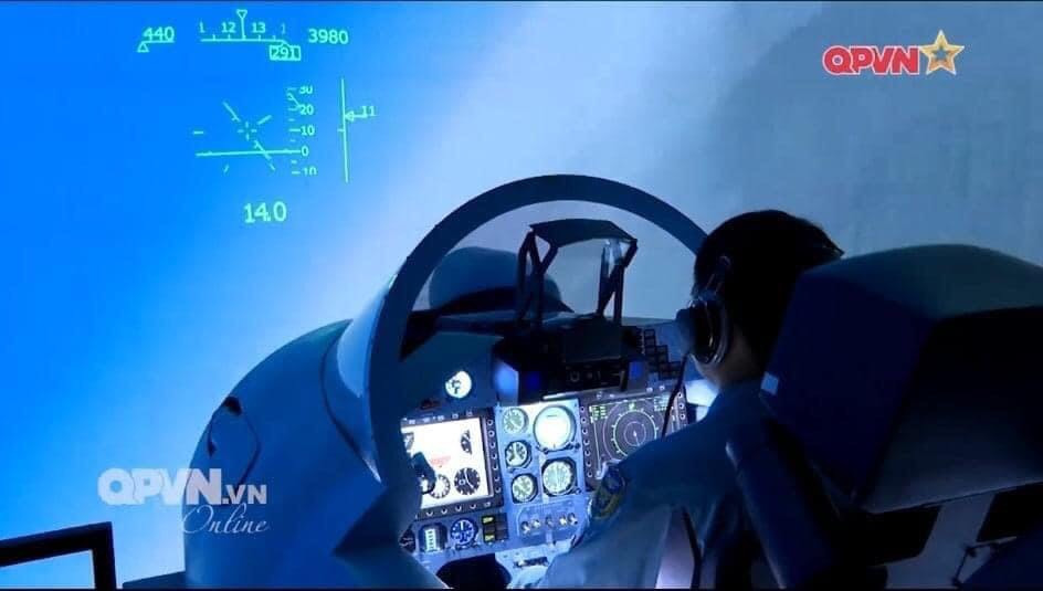 Việc sử dụng các bệ huấn luyện mô phỏng thực tế ảo có thể giúp cho người chỉ huy mô phỏng nhiều loại hình thời tiết, khí hậu, quân địch,… khác nhau nhằm nâng cao khả năng chiến đấu thực tế của người lính. Trong khi đó, nếu huấn luyện trong thực tế thì rất khó có thể mô phỏng các tình huống sát với thực tế chiến trường. Ảnh: Huấn luyện bằng hệ thống mô phỏng tiêm kích Su-30 do Viettel chế tạo.